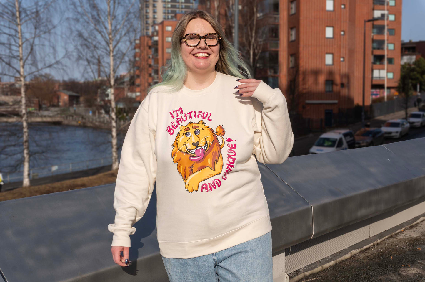 I'm Beautiful and Unique! - Leijona Collegepaita ja Inspiration Tarrabundle - ENNAKKOMYYNTI